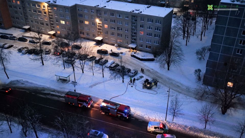 Kriminalai trečiadienį – du gaisrai: alytuje degė automobilis, butrimonyse – ūkinis pastatas 2026 treciadieni du gaisrai alytuje dege automobilis butrimonyse ukinis pastatas 2026 1 kriminalai iustitia. Bg trečiadienio vakarą ugniagesiams darbo netrūko – alytuje daugiabučio aikštelėje užsidegė automobilis „opel vectra“, o netrukus pranešta ir apie didelį gaisrą butrimonyse,... Trečiadienį – du gaisrai: alytuje degė automobilis, butrimonyse – ūkinis pastatas 2026 2026-01-15 15:42:46 teisingumas - iustitia. Bg kriminalai