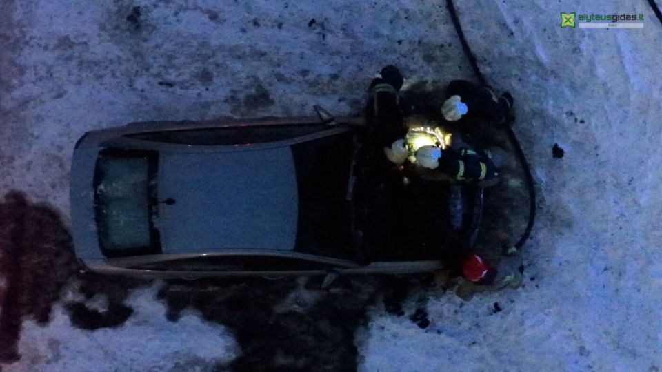 Kriminalai trečiadienį – du gaisrai: alytuje degė automobilis, butrimonyse – ūkinis pastatas 2026 treciadieni du gaisrai alytuje dege automobilis butrimonyse ukinis pastatas 2026 5 kriminalai iustitia. Bg trečiadienio vakarą ugniagesiams darbo netrūko – alytuje daugiabučio aikštelėje užsidegė automobilis „opel vectra“, o netrukus pranešta ir apie didelį gaisrą butrimonyse,... Trečiadienį – du gaisrai: alytuje degė automobilis, butrimonyse – ūkinis pastatas 2026 2026-01-15 15:42:46 teisingumas - iustitia. Bg kriminalai