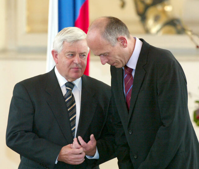 Ali je politična dvopolnost res slaba Izkušnje kažejo obratno, zato ni potrebno, da spet eksperimentiramo z “mešanimi” koalicijami po zgledu Drnovška 2026