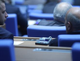 Депутатите окончателно: ограничават броя на секциите за гласуване в страни извън ес 2026 - юстиция Депутатите окончателно: ограничават броя на секциите за гласуване в страни извън ес 2026 deputatite okonchatelno ogranichavat broya sektsiite gl 1 депутатите гласуваха на второ четенe промените в изборния кодекс, с които се ограничават броя на секциите за гласуване в страни извън ес. Изключение правят консулствата и... Iustitia. Bg депутатите окончателно: ограничават броя на секциите за гласуване в страни извън ес 2026 2026-02-05 17:00:37 юстиция
