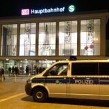 Auf dem bild ist ein polizeiauto vor dem hauptbahnhof dortmund.
