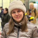 Tatiana shkitina steht in der vorhalle des dortmunder hauptbahnhofs.