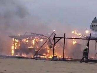 Голям пожар на плажа в „слънчев бряг“, бар изгоря напълно в дъжда 2026 golyam pozhar plazha slanchev bryag bar izgorya napalno 1 пожар избухна в бар на плажа в курорта "слънчев бряг" този следобед. Обектът е от дървена конструкция. На мястото има полиция и противопожарен автомобил. Местни жители се... Iustitia. Bg голям пожар на плажа в „слънчев бряг“, бар изгоря напълно в дъжда 2026 2026-02-05 15:02:58 юстиция