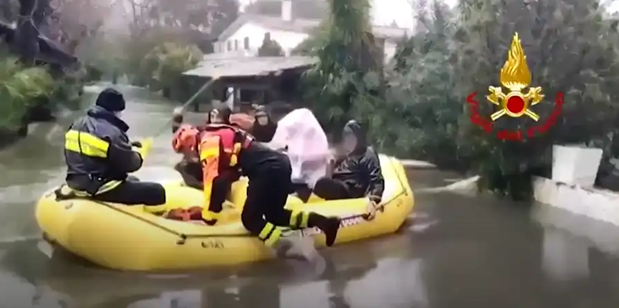 Svet juh talianska postihli záplavy. V kalábrii evakuovali stovky ľudí, región žiada vyhlásenie núdzového stavu 2026 juh talianska postihli plavy kal brii evakuovali stovky svet iustitia. Bg iustitia. Bg prívalové dažde zasiahli v sobotu južné taliansko, najmä sicíliu, sardíniu a kalábriu. V kalábrii bolo po vyliatí rieky crati v obci cassano allo ionio evakuovaných 500 ľudí. Voda zaplavila množstvo domov... Juh talianska postihli záplavy. V kalábrii evakuovali stovky ľudí, región žiada vyhlásenie núdzového stavu 2026 2026-02-14 22:57:27 iustitia. Bg spravodlivosť - iustitia. Bg svet