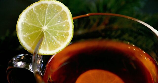 Кога да добавим лимон в чая, за да е полезен за здравето 2026