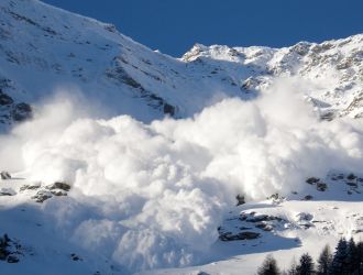 Общество лавина затрупа двама скиори в доломитите в италия 2026 lavina zatrupa dvama skiori dolomitite italiya 2026 1 общество двама души загинаха в доломитите в италия, след като бяха затрупани от лавина, предаде анса. Един човек е бил изваден жив изпод снега от притекли се на мястото спасителни... Iustitia. Bg лавина затрупа двама скиори в доломитите в италия 2026 2026-02-05 15:57:49 юстиция общество