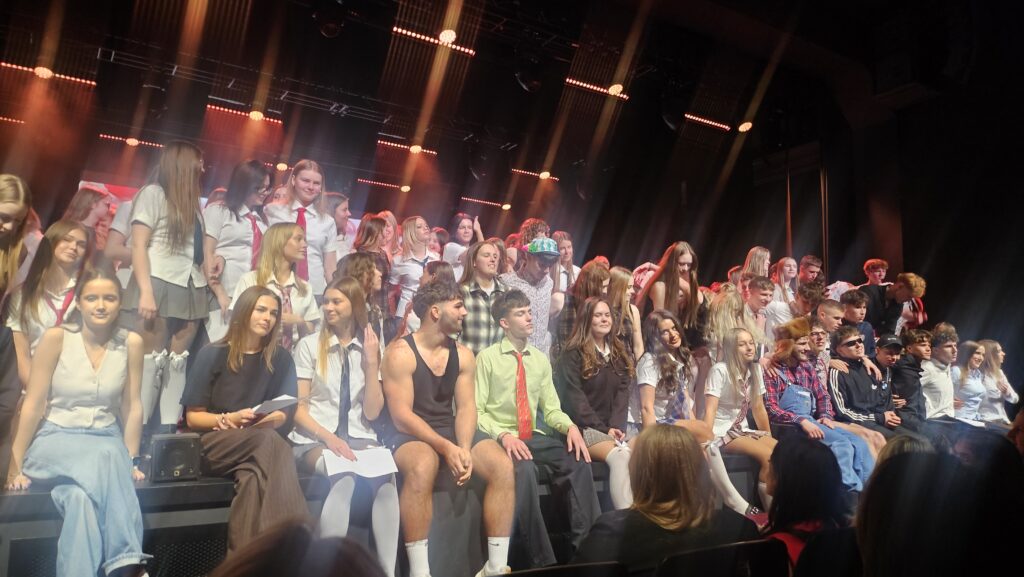 Aktualija meile alsuojantis šimtadienis: tradicija, vienijanti „vaivorykštės“ bendruomenę 2026 meile alsuojantis imtadienis tradicija vienijanti vaivo 30 aktualija iustitia. Bg gargždų „vaivorykštės“ gimnazijoje nuaidėjo dar vienas šimtadienis – šventė, kuri jau yra tapusi ne tik abiturientų laukiamiausiu įvykiu, bet ir visos mokyklos bendruomenės... Meile alsuojantis šimtadienis: tradicija, vienijanti „vaivorykštės“ bendruomenę 2026 2026-02-23 04:02:00 teisingumas - iustitia. Bg aktualija