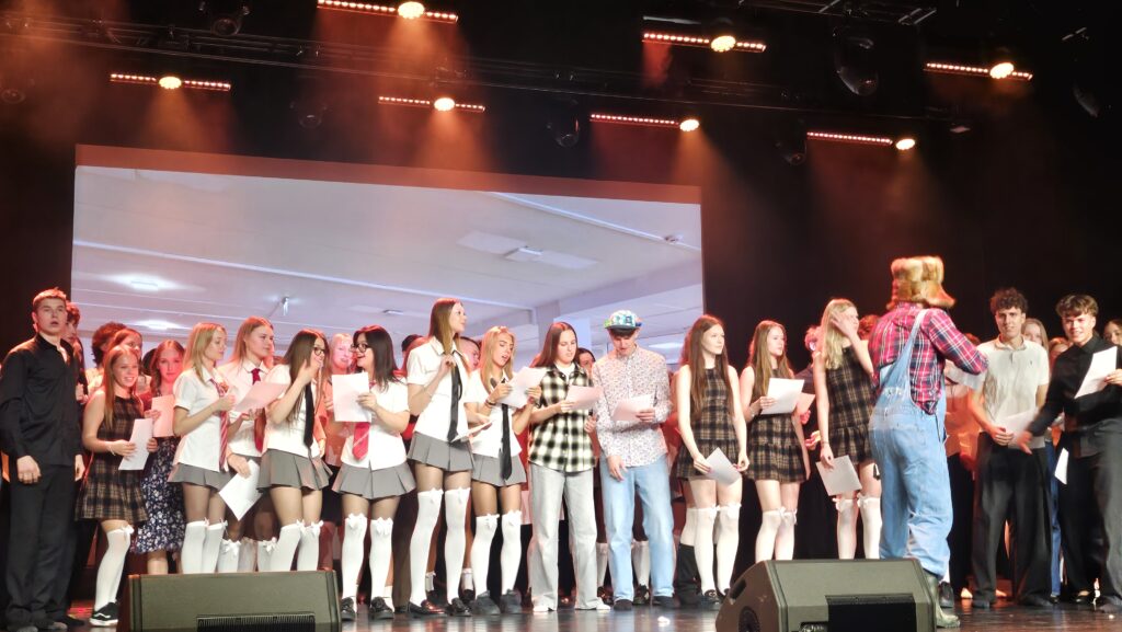 Aktualija meile alsuojantis šimtadienis: tradicija, vienijanti „vaivorykštės“ bendruomenę 2026 meile alsuojantis imtadienis tradicija vienijanti vaivo 32 aktualija iustitia. Bg gargždų „vaivorykštės“ gimnazijoje nuaidėjo dar vienas šimtadienis – šventė, kuri jau yra tapusi ne tik abiturientų laukiamiausiu įvykiu, bet ir visos mokyklos bendruomenės... Meile alsuojantis šimtadienis: tradicija, vienijanti „vaivorykštės“ bendruomenę 2026 2026-02-23 04:02:00 teisingumas - iustitia. Bg aktualija