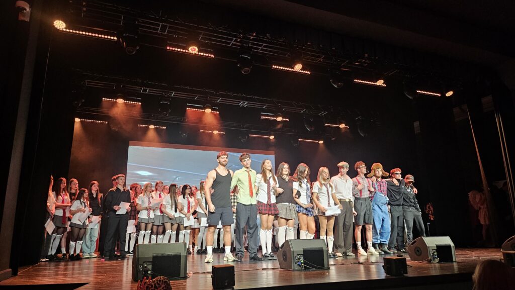 Aktualija meile alsuojantis šimtadienis: tradicija, vienijanti „vaivorykštės“ bendruomenę 2026 meile alsuojantis imtadienis tradicija vienijanti vaivo 33 aktualija iustitia. Bg gargždų „vaivorykštės“ gimnazijoje nuaidėjo dar vienas šimtadienis – šventė, kuri jau yra tapusi ne tik abiturientų laukiamiausiu įvykiu, bet ir visos mokyklos bendruomenės... Meile alsuojantis šimtadienis: tradicija, vienijanti „vaivorykštės“ bendruomenę 2026 2026-02-23 04:02:00 teisingumas - iustitia. Bg aktualija