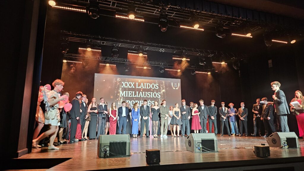 Aktualija meile alsuojantis šimtadienis: tradicija, vienijanti „vaivorykštės“ bendruomenę 2026 meile alsuojantis imtadienis tradicija vienijanti vaivo 36 aktualija iustitia. Bg gargždų „vaivorykštės“ gimnazijoje nuaidėjo dar vienas šimtadienis – šventė, kuri jau yra tapusi ne tik abiturientų laukiamiausiu įvykiu, bet ir visos mokyklos bendruomenės... Meile alsuojantis šimtadienis: tradicija, vienijanti „vaivorykštės“ bendruomenę 2026 2026-02-23 04:02:00 teisingumas - iustitia. Bg aktualija