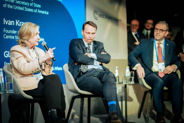 Orbán amerikai embere Clinton ellen: magyar propaganda Európa csúcstalálkozóján 2026