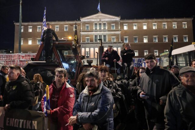Pred budovou gréckeho parlamentu usporiadali farmári nočný protest 2026