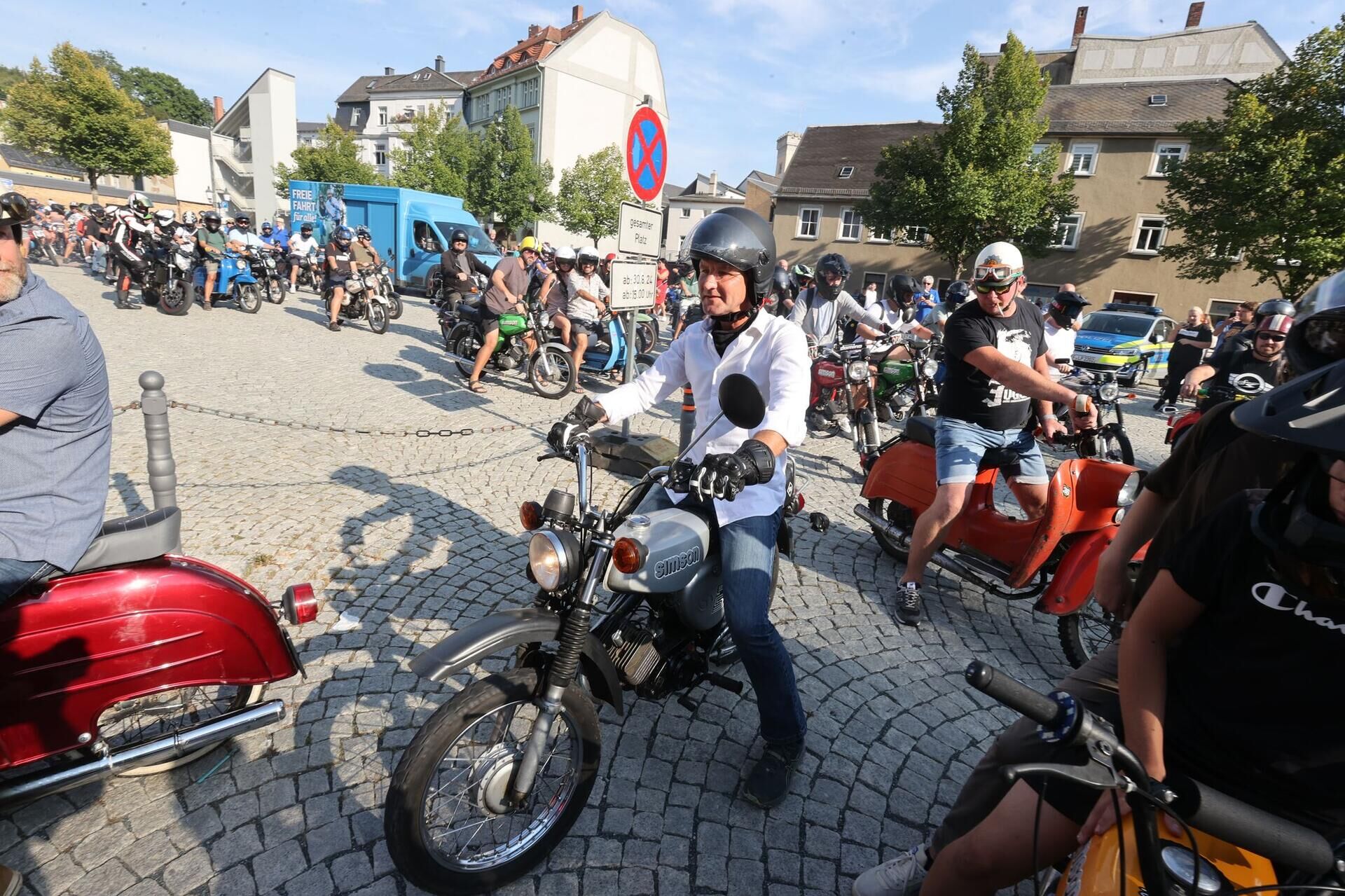 Deutschland und die welt simson: nachfahren der gründerfamilie wehren sich gegen afd 2026 simson nachfahren der nderfamilie wehren sich gegen afd 1 deutschland und die welt iustitia. Bg verfasst von:dpa die nachfahren der jüdischen familie simson aus thüringen wehren sich gegen eine... Iustitia. Bg simson: nachfahren der gründerfamilie wehren sich gegen afd 2026 2026-02-17 05:12:00 iustitia. Bg - gerechtigkeit deutschland und die welt