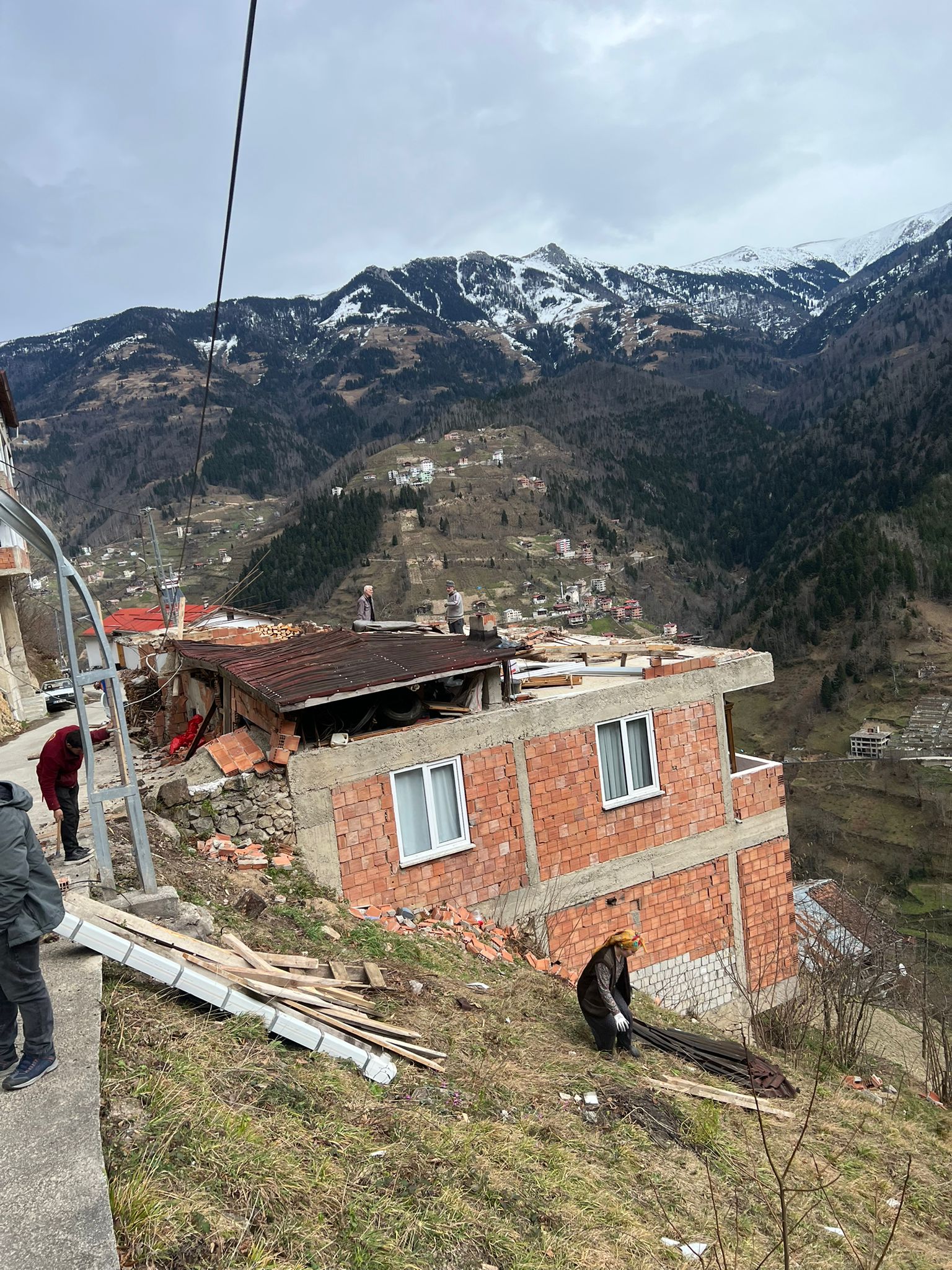 Trabzon'da şiddetli rüzgar 1 evin çatısını uçurdu! 2026