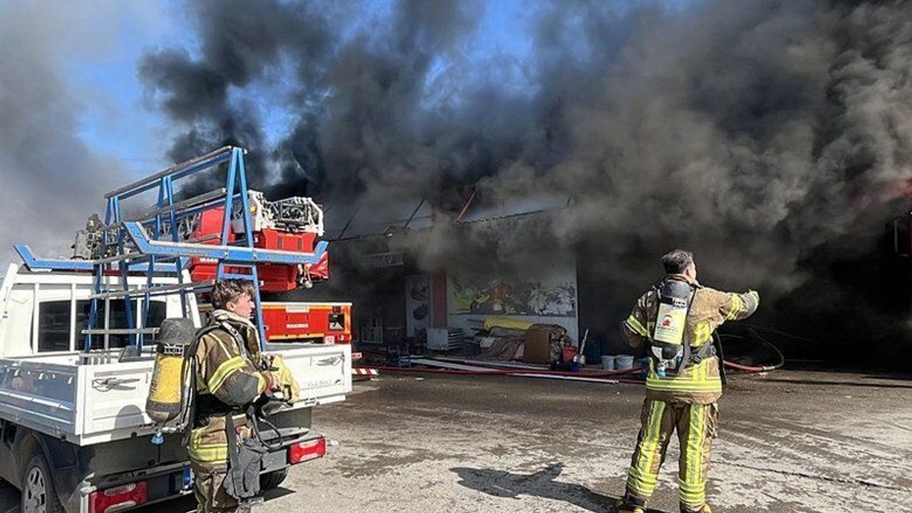 İzmir haberleri i̇zmir 6. Sanayi sitesi'nde korkutan yangın! Dumanlar şehri kapladı 2026 zmir sanayi sitesi nde korkutan yang dumanlar ehri kapl 1 i̇zmir haberleri iustitia. Bg yangın, bugün saat 12. 00 sıralarında buca 6. Sanayi sitesi'ndeki 677/30 sokak üzerinde yer alan bir... Iustitia. Bg i̇zmir 6. Sanayi sitesi'nde korkutan yangın! Dumanlar şehri kapladı 2026 2026-02-23 12:01:00 adalet - iustitia. Bg i̇zmir haberleri