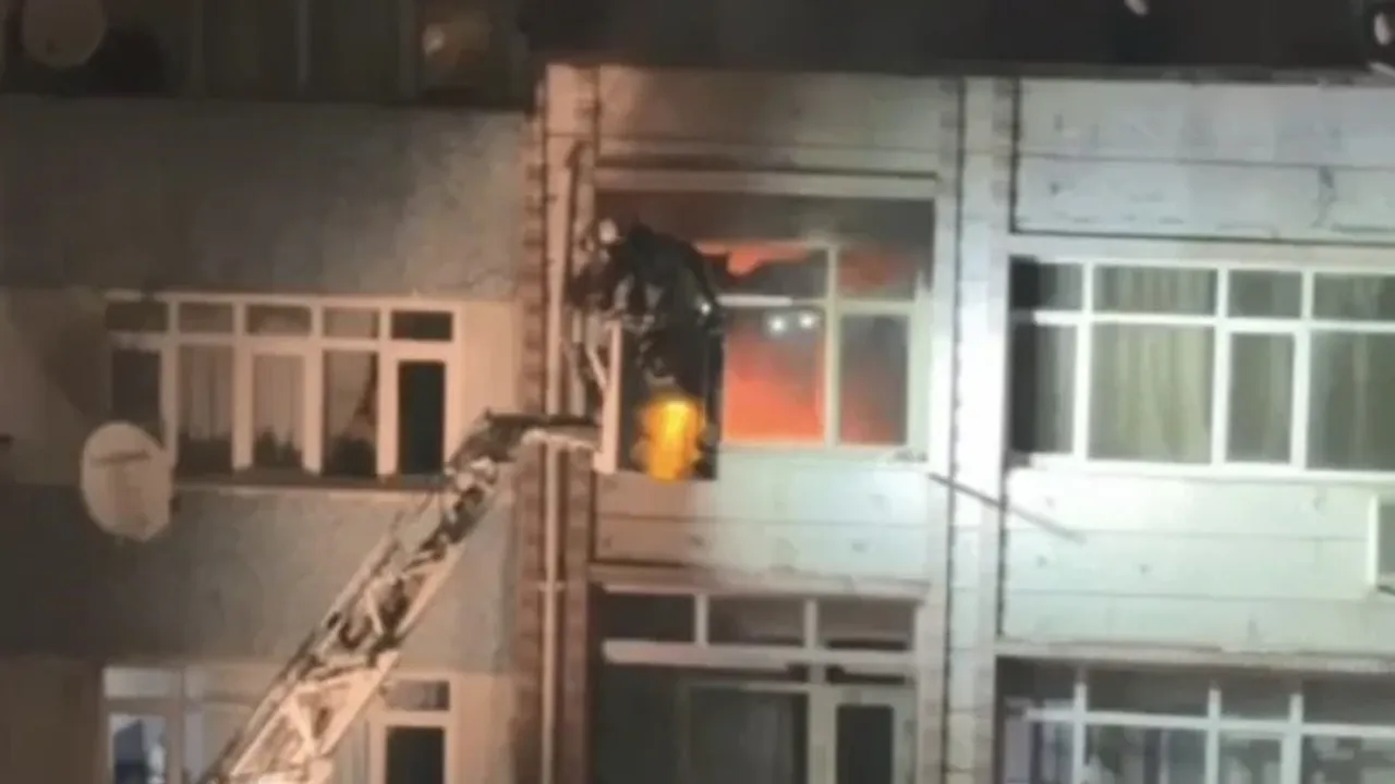 Cani koca eşini öldürüp evi ateşe verdi 2026 - adalet - iustitia. Bg Gündem cani koca eşini öldürüp evi ateşe verdi 2026 cani koca ini evi ate verdi 2026 3 gündem iustitia. Bg i̇stanbul'un fatih ilçesinde kan donduran olay... 1 çocuk annesi semanur algül , bir süredir... Iustitia. Bg cani koca eşini öldürüp evi ateşe verdi 2026 2026-03-23 07:18:00 adalet - iustitia. Bg gündem