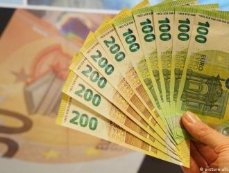 Politika държавата тегли нов дълг от 150 млн. Евро – общият заем достигна 900 млн. От началото на годината 2026 darzhavata tegli nov dalg 150 mln evro obshtiyat zaem d 1 politika държавни ценни книжа (дцк) в размер на 150 млн. Евро бяха пласирани на аукцион, проведен днес, става известно от съобщение на министерството на финансите. Емисията двугодишни... Iustitia. Bg държавата тегли нов дълг от 150 млн. Евро – общият заем достигна 900 млн. От началото на годината 2026 2026-03-23 16:34:09 юстиция politika