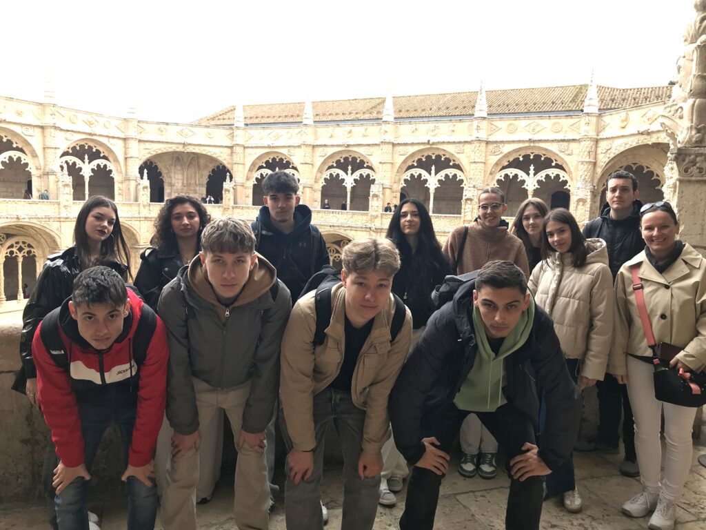 Kitekintő dunakeszi iv. Béla király gimnázium – agrupamento de escolas da azambuja 2026 dunakeszi kir gimn zium agrupamento escolas azambuja 20 32 kitekintő iustitia. Bg -híd a jövő felé. Erasmus+ csoportos diákmobilitás portugáliában. Közvetlenség, partnerség, elfogadás,... Iustitia. Bg dunakeszi iv. Béla király gimnázium – agrupamento de escolas da azambuja 2026 2026-03-15 12:16:00 igazságszolgáltatás - iustitia. Bg kitekintő