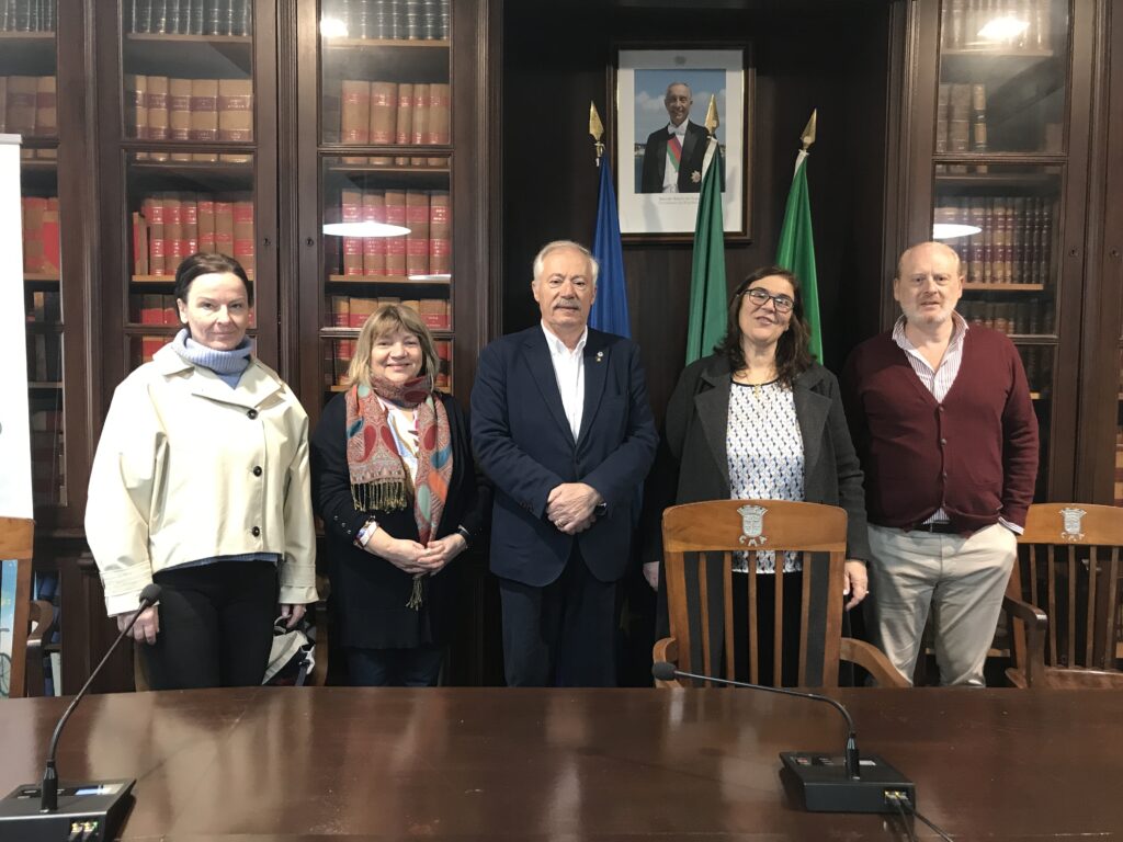 Kitekintő dunakeszi iv. Béla király gimnázium – agrupamento de escolas da azambuja 2026 dunakeszi kir gimn zium agrupamento escolas azambuja 20 33 kitekintő iustitia. Bg -híd a jövő felé. Erasmus+ csoportos diákmobilitás portugáliában. Közvetlenség, partnerség, elfogadás,... Iustitia. Bg dunakeszi iv. Béla király gimnázium – agrupamento de escolas da azambuja 2026 2026-03-15 12:16:00 igazságszolgáltatás - iustitia. Bg kitekintő