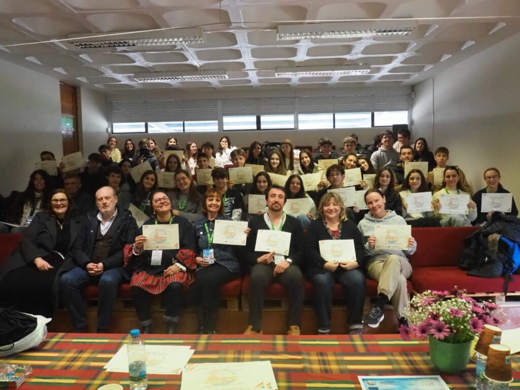 Kitekintő dunakeszi iv. Béla király gimnázium – agrupamento de escolas da azambuja 2026 dunakeszi kir gimn zium agrupamento escolas azambuja 20 34 kitekintő iustitia. Bg -híd a jövő felé. Erasmus+ csoportos diákmobilitás portugáliában. Közvetlenség, partnerség, elfogadás,... Iustitia. Bg dunakeszi iv. Béla király gimnázium – agrupamento de escolas da azambuja 2026 2026-03-15 12:16:00 igazságszolgáltatás - iustitia. Bg kitekintő