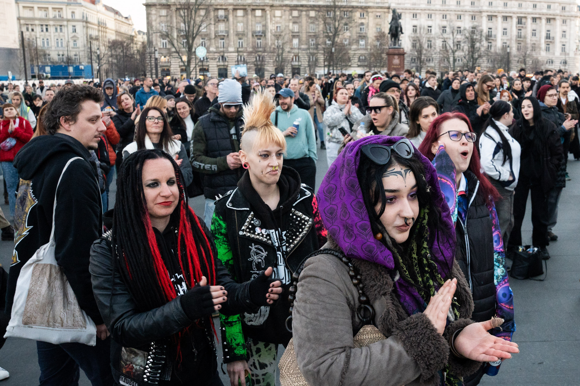 Akkumulátorgyár „egyikünknek igaza van, a másik horváth lászló” – tánccal tiltakoztak a kossuth téren a kormány drogpolitikája ellen 2026 egyik nknek igaza van sik horv szl nccal tiltakoztak ko 6 akkumulátorgyár iustitia. Bg először több százan, estére több mint ezren gyűltek össze... Iustitia. Bg „egyikünknek igaza van, a másik horváth lászló” – tánccal tiltakoztak a kossuth téren a kormány drogpolitikája ellen 2026 2026-02-28 19:40:51 igazságszolgáltatás - iustitia. Bg akkumulátorgyár