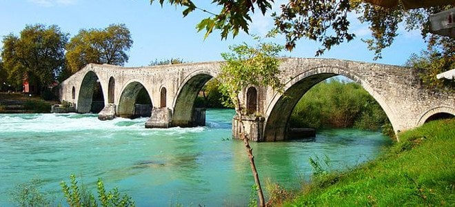 stone bridge of Arta