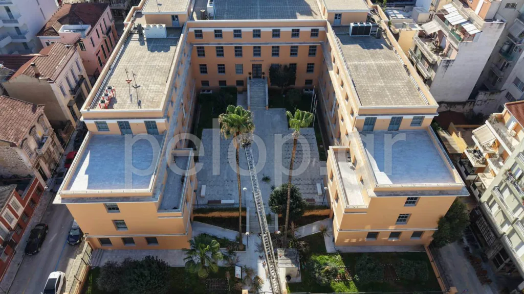 Εντυπωσιακή συντήρηση στους πανύψηλους φοίνικες στο δημαρχείο πάτρας - βιντεο από drone