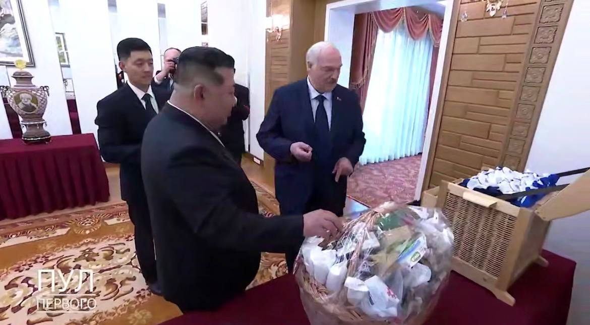 Лукашенко подарував кім чен ину автомат, горілку, продукти і золотий букет волошок 2026 - справедливість - юстиция Новини лукашенко подарував кім чен ину автомат, горілку, продукти і золотий букет волошок 2026 lukashenko podaruvav kim chen inu avtomat gorilku produ новини самопроголошений президент білорусі олександр лукашенко під час офіційного візиту до північної кореї передав... Iustitia. Bg лукашенко подарував кім чен ину автомат, горілку, продукти і золотий букет волошок 2026 2026-03-26 12:23:00 справедливість - юстиция новини