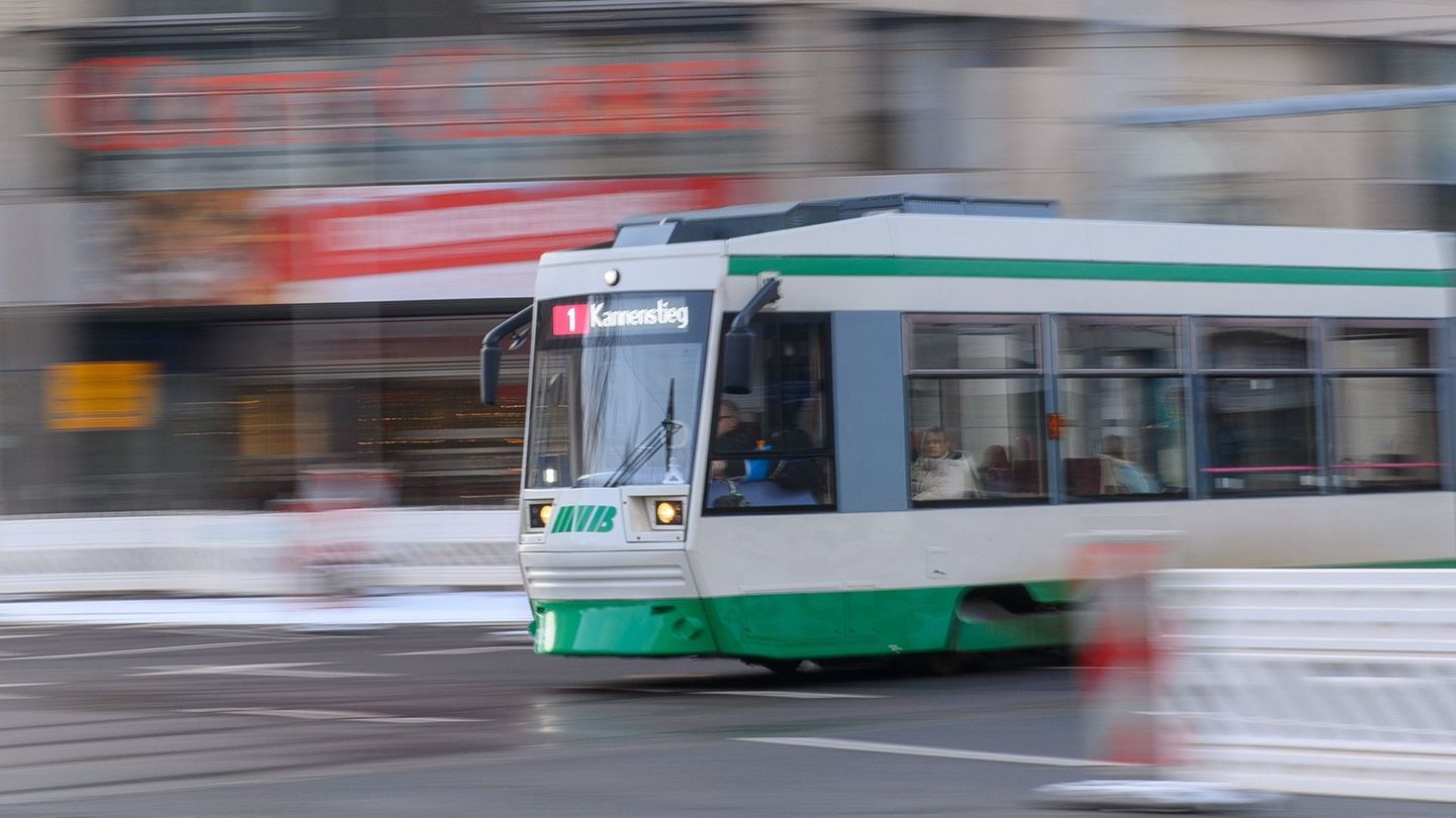 Magdeburg: Mutter will ihr Kind vor Straßenbahn retten – und stirbt selbst 2026