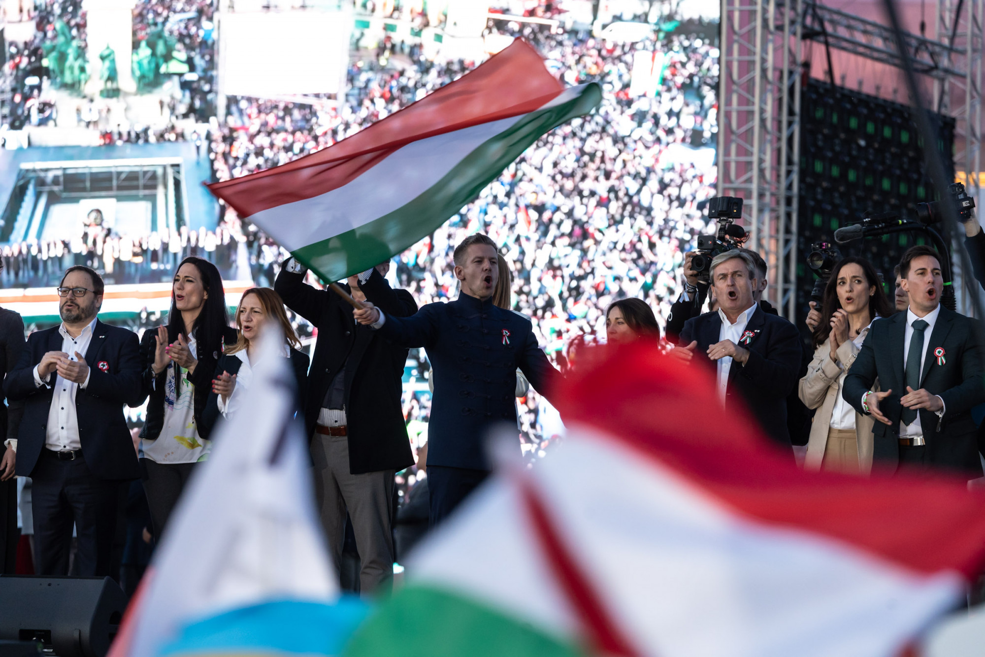 Andrássy út magyar menetén nem zúgott a „mocskos fidesz”, a „ruszkik haza” viszont betalált 2026 magyar menet nem gott mocskos fidesz ruszkik haza viszo andrássy út iustitia. Bg magasan indította magyar péter a számháborút: a nemzeti menet... Iustitia. Bg magyar menetén nem zúgott a „mocskos fidesz”, a „ruszkik haza” viszont betalált 2026 2026-03-15 19:58:22 igazságszolgáltatás - iustitia. Bg andrássy út