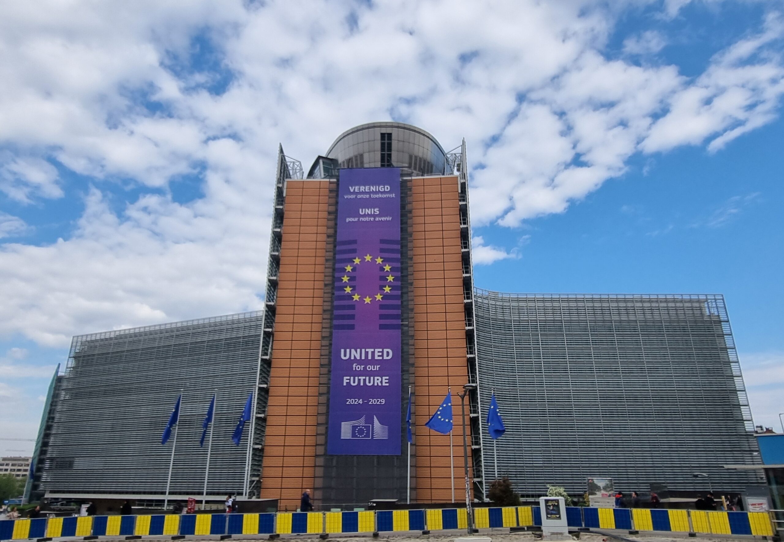 Commission worries about ukraine while zelenskyy shuts pipeline to hungary and slovakia