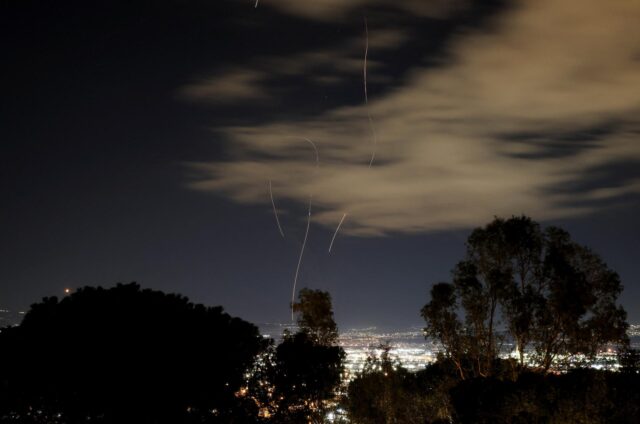 Obyvatelia Izraela sa v nedeľu ráno pred útokom iránskych rakiet ukryli v krytoch 2026