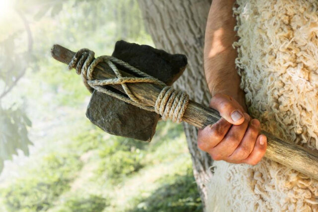 Proč lidé opakovaně vedou války? Odpověď nabízí nová kniha antropologů a archeologů 2026