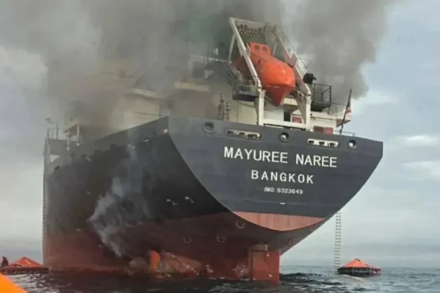 Προσάραξε το φορτηγό πλοίο «Mayuree Naree» στα Στενά του Ορμούζ, αγωνί αγια τους τρεις αγνοούενους ναυτικούς 2026