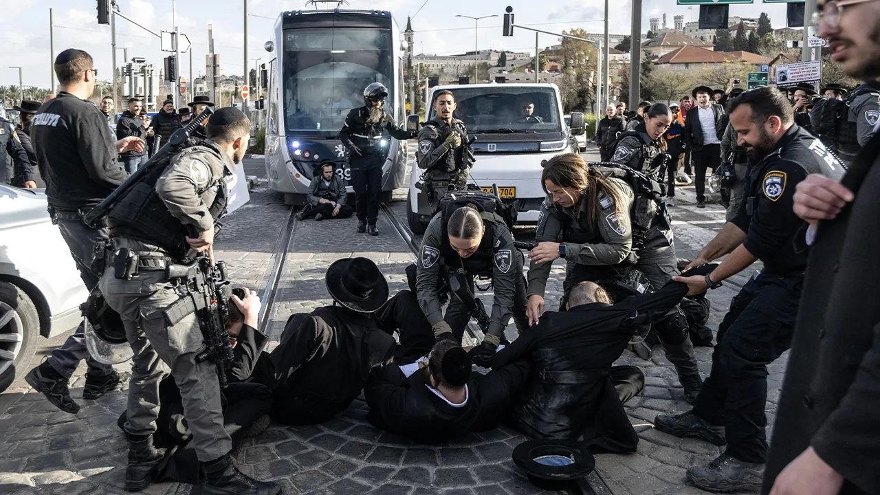 İsrail'de Yahudiler polisle çatıştı: Sokaklar savaş alanına döndü! 2026