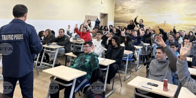 Среща от кампанията на шуменската полиция сред зрелостниците „Безопасността на пътя е споделена отговорност“ се състоя в училище в града 2026