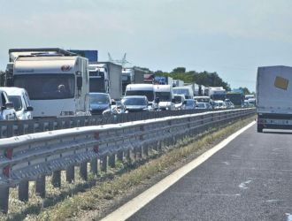 Общество тир се обърна на магистрала „тракия“, има тапа 2026 tir obarna magistrala trakiya ima tapa 2026 1 общество тир се обърна на в канавката край пътното платно на автомагистрала &bdquo;тракия&ldquo;. Инцидентът стана този следобед малко преди тунела на 56-и километър. Причината за катастрофата все... Iustitia. Bg тир се обърна на магистрала „тракия“, има тапа 2026 2026-03-22 13:17:53 юстиция общество