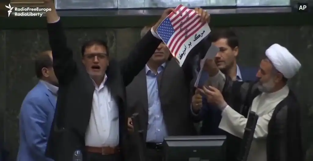 (VIDEO) Razrušen je tudi iranski parlament, kjer so zadnjega pol stoletja odmevali bojni kriki »Smrt Ameriki« 2026