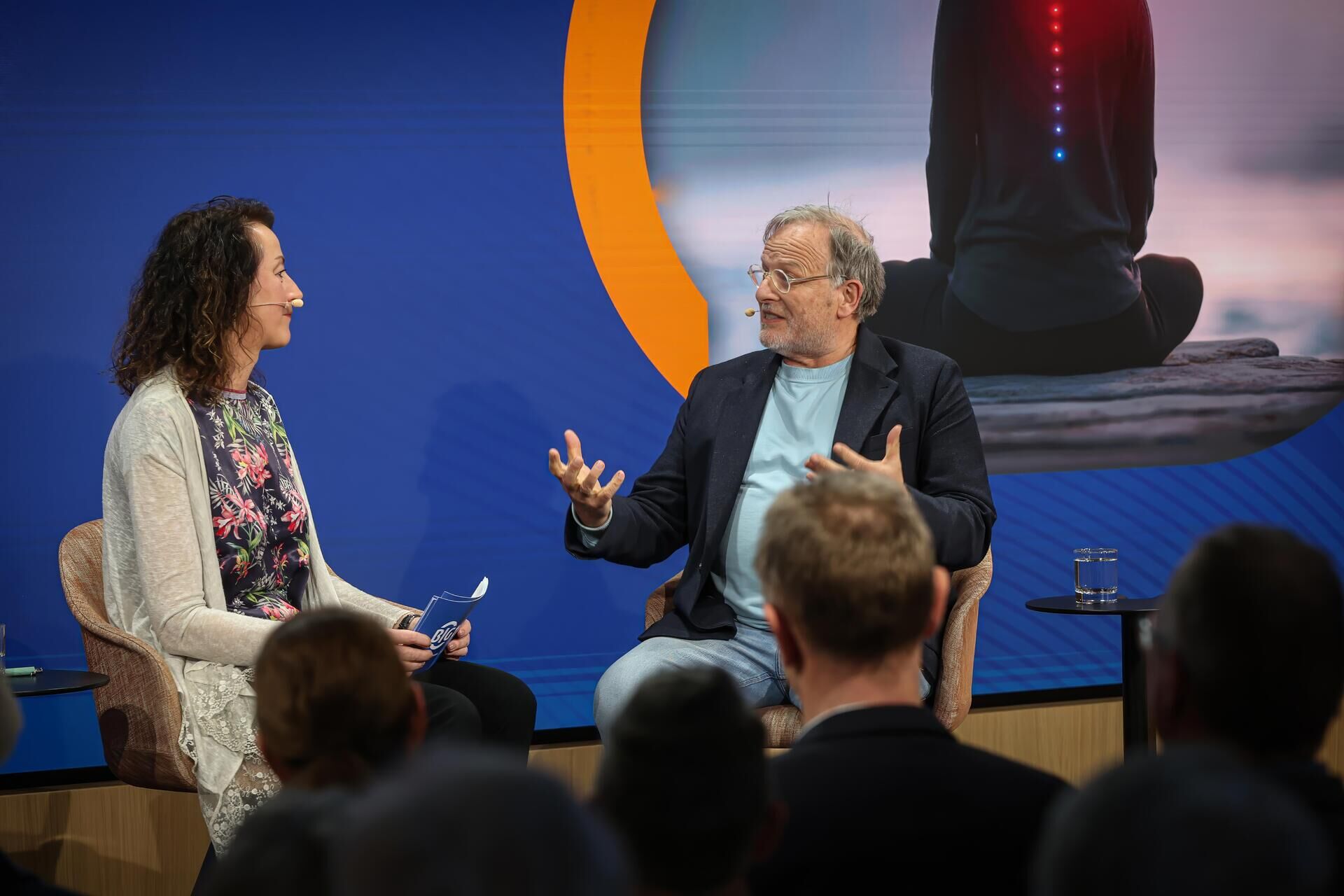 Moderatorin und prof. Dr. Dietrich grönemeyer im gespräch auf einer bühne vor publikum.