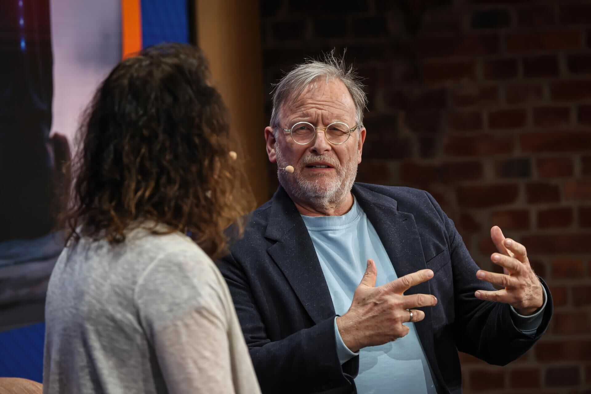 Prof. Dr. Dietrich grönemeyer spricht und gestikuliert während eines vortrags.
