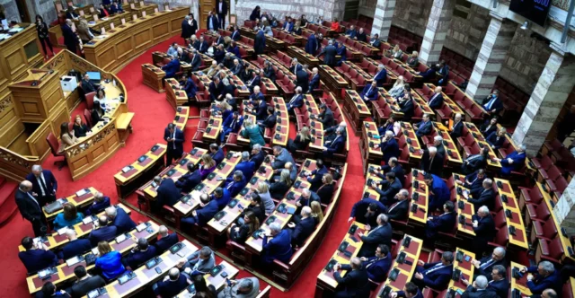 Αύξηση κατώτατου μισθού: «Ανεπαρκής, αποτυχία της πολιτικής της κυβέρνησης», «ψύχουλα» και «κοροϊδία» 2026