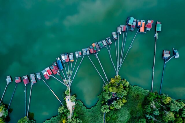 Maďarský unikát, o ktorom Slováci netušia: Kúpanie pri bielom ľadovci a plávajúce dediny len kúsok od hraníc 2026