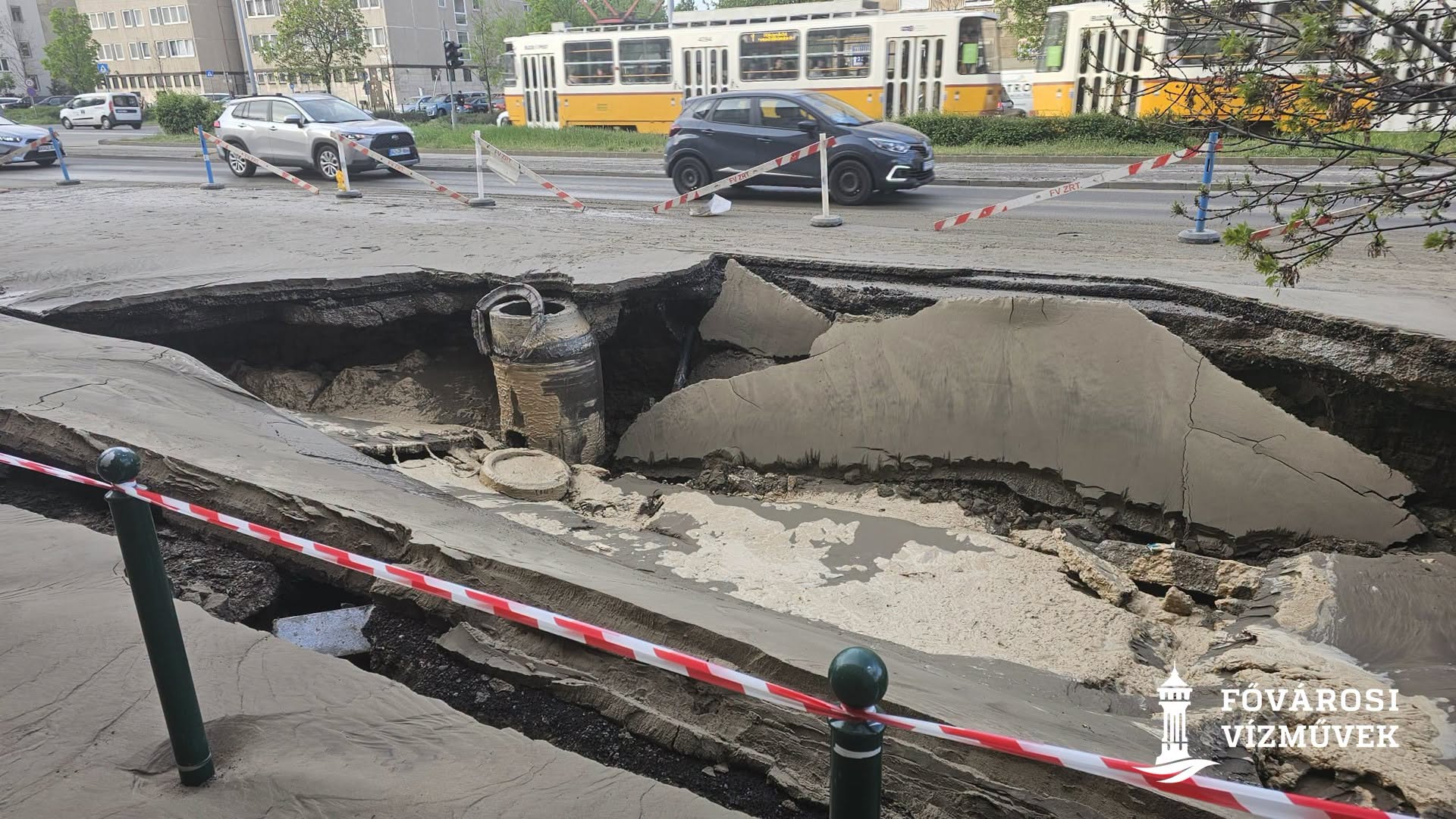 Dug beszakadt az út a róbert károly körúton 2026 beszakadt bert roly ton 2026 dug iustitia. Bg megsérült egy 300 mm átmérőjű azbesztcement vízcső a róbert... Iustitia. Bg beszakadt az út a róbert károly körúton 2026 2026-04-20 10:15:06 igazságszolgáltatás - iustitia. Bg dug