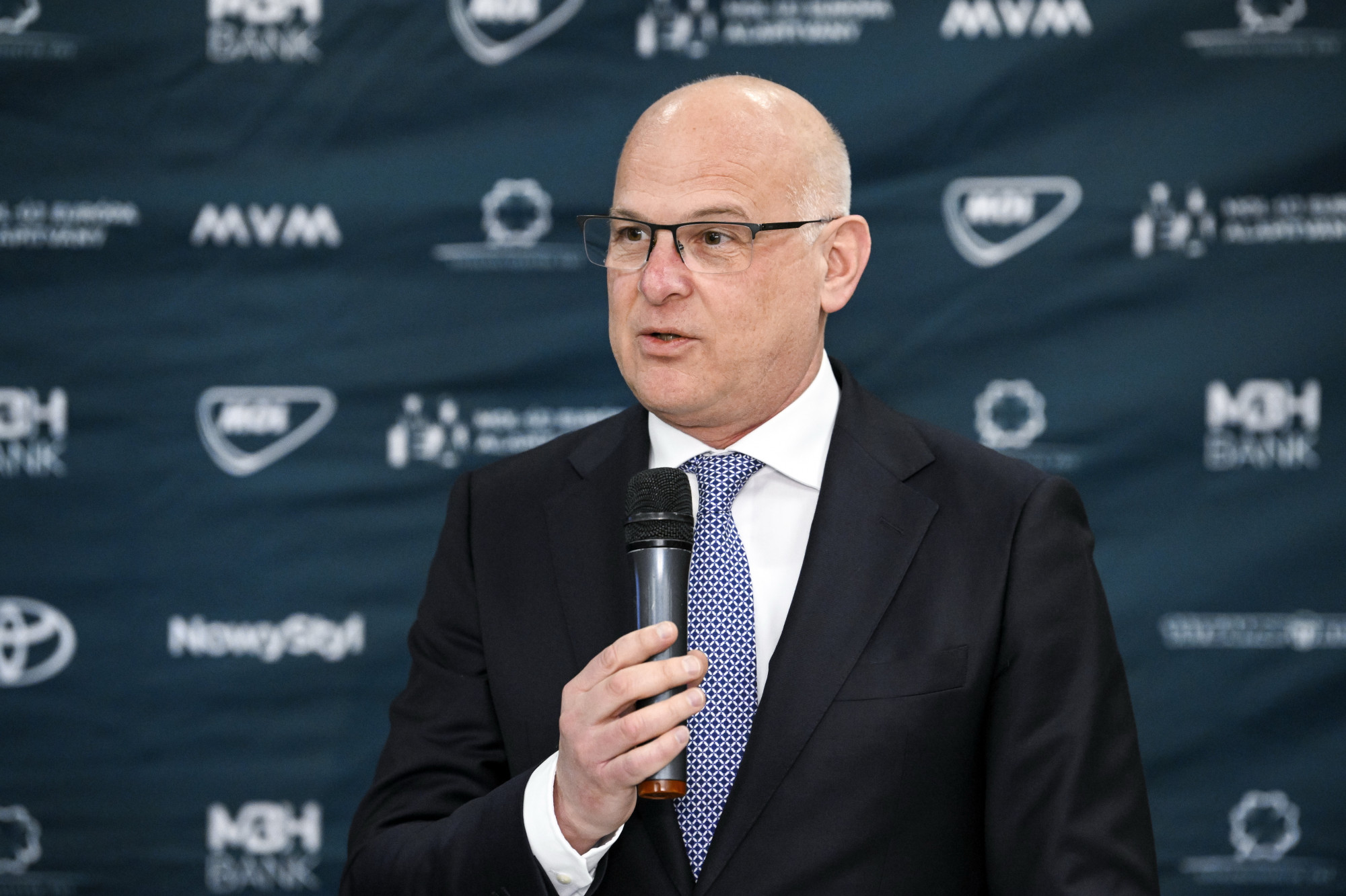 Államtitkár helyettes bizalmi szavazást kér maga ellen a kajakszövetség elnöke, a leköszönő, sportért felelős helyettes államtitkár 2026 bizalmi szavaz maga ellen kajaksz vets eln lek sport fe államtitkár helyettes iustitia. Bg a magyar kajak-kenu szövetség (mkksz) elnöke, schmidt gábor,... Iustitia. Bg bizalmi szavazást kér maga ellen a kajakszövetség elnöke, a leköszönő, sportért felelős helyettes államtitkár 2026 2026-04-22 06:44:08 igazságszolgáltatás - iustitia. Bg államtitkár helyettes