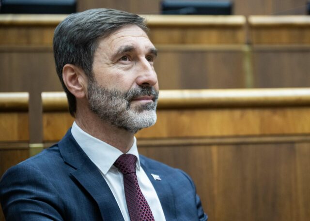 Blanár spochybňuje Magyarove slová o zvážaní migrantov. Spájať to so Smerom je „konšpiračná hlúposť", tvrdí 2026