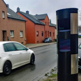 Ein auto fährt an der blitzersäule an der marler straße vorbei.