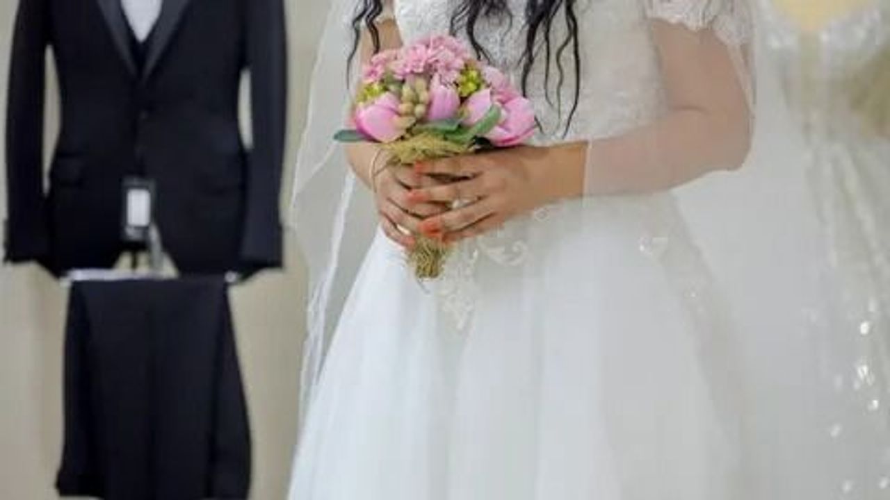 İzmir haberleri bornova'da düğün hazırlığı yapan gençlere müjde: gelinliğiniz belediyeden! 2026 bornova haz yapan gen lere jde gelinli iniz belediyeden 1 i̇zmir haberleri iustitia. Bg birçok benzer projenin aksine, bornova belediyesi gelinlikleri ödünç ya da kiralık olarak vermiyor.... Iustitia. Bg bornova'da düğün hazırlığı yapan gençlere müjde: gelinliğiniz belediyeden! 2026 2026-04-05 12:13:00 adalet - iustitia. Bg i̇zmir haberleri