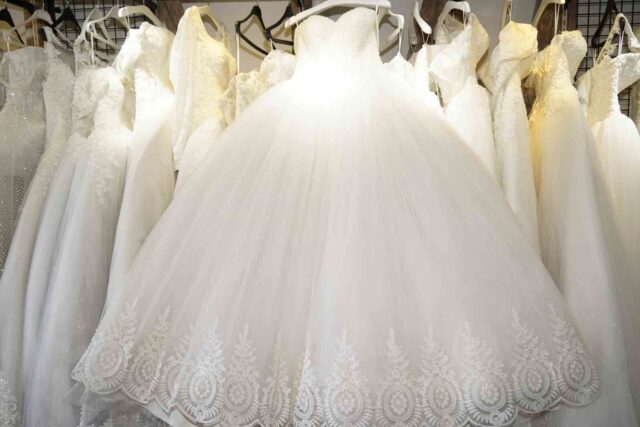 Bornova'da Düğün Hazırlığı Yapan Gençlere Müjde: Gelinliğiniz Belediyeden! 2026