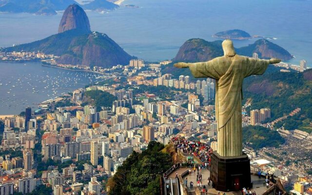 Burlas nas praias brasileiras levam turistas a pagar mais de 1.500 euros por um kebab 2026