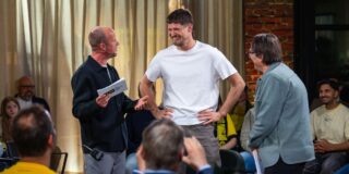 Bvb-torhüter kobel über sancho, kritik und wm: 19:09-talk im video 2026 - iustitia. Bg - gerechtigkeit Bvb-torhüter gregor kobel während einer gesprächsrunde.